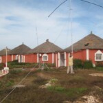 Jurek SP3GEM is holding one of he masts. You can also see the bungalows where stations was located